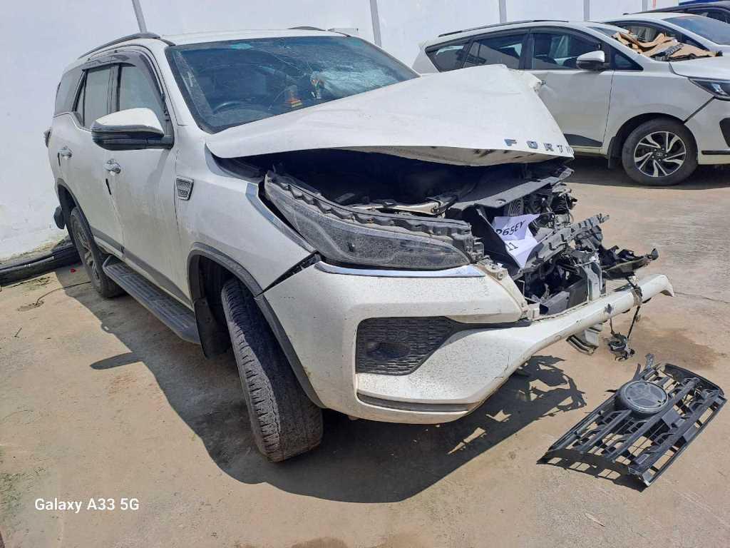 TOYOTA  FORTUNER 4x2 MT
