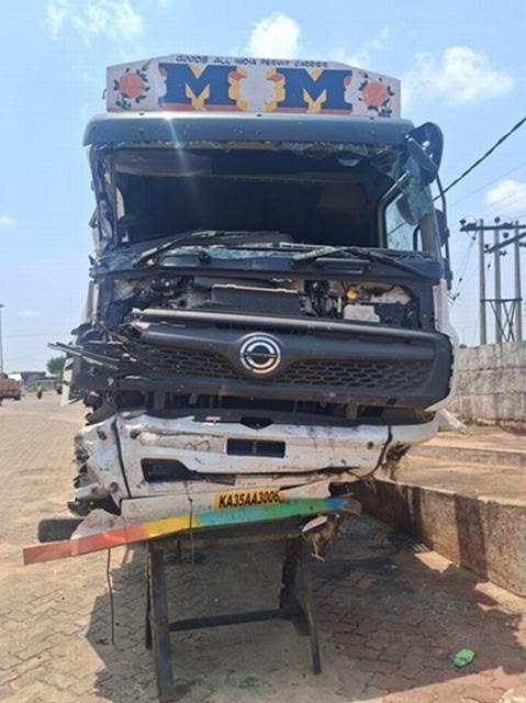 DAIMLER INDIA COMMERCIAL VEHICLES BHARATBENZ 4828R 10X2