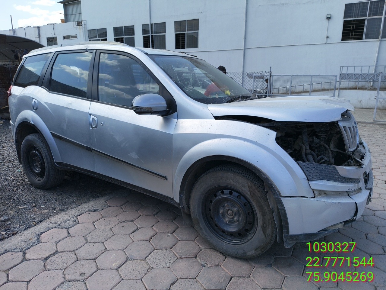 M and M XUV 500 W6 FWD